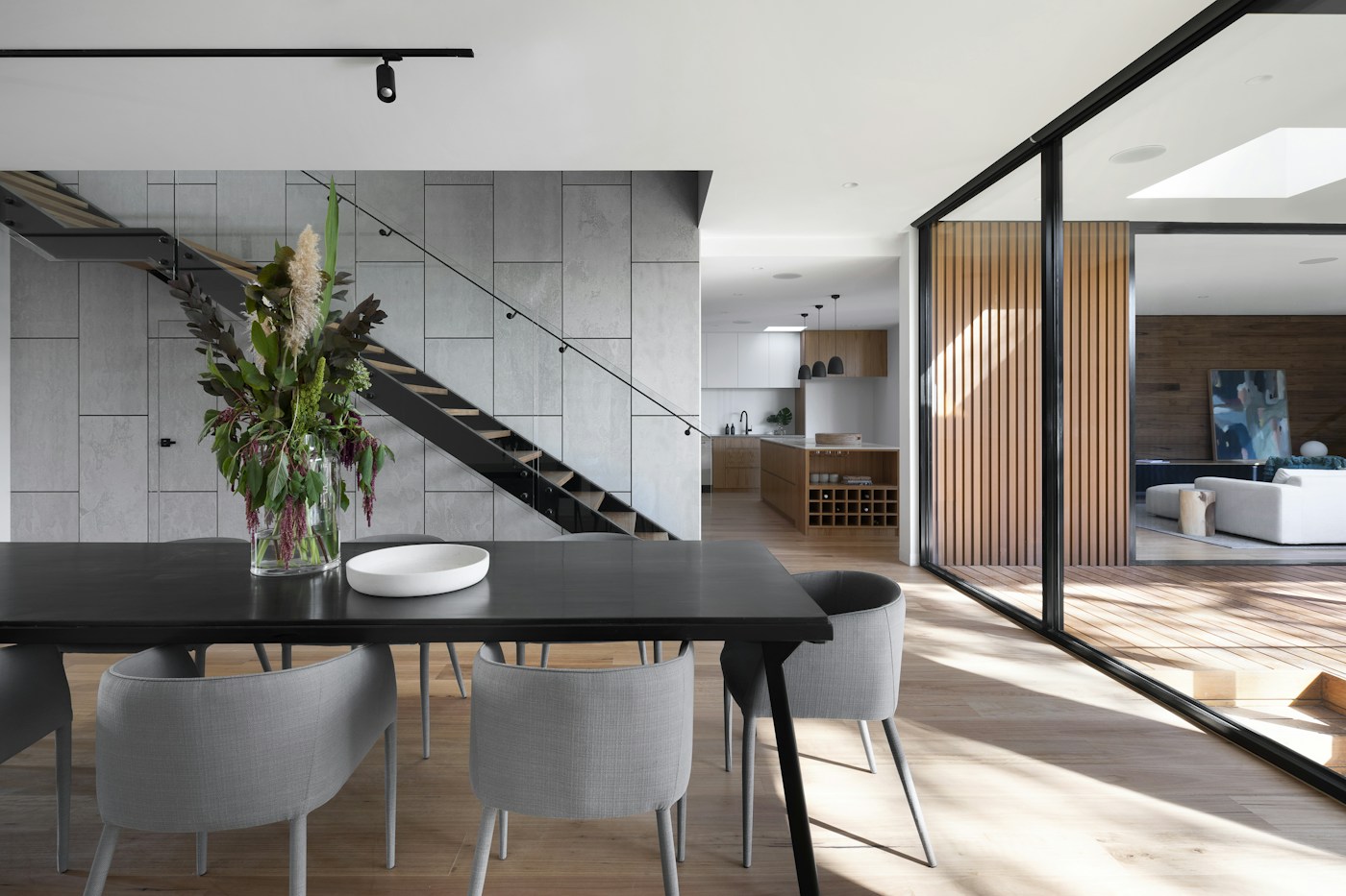 Referencia: salón contemporáneo con luz natural y una distribución abierta